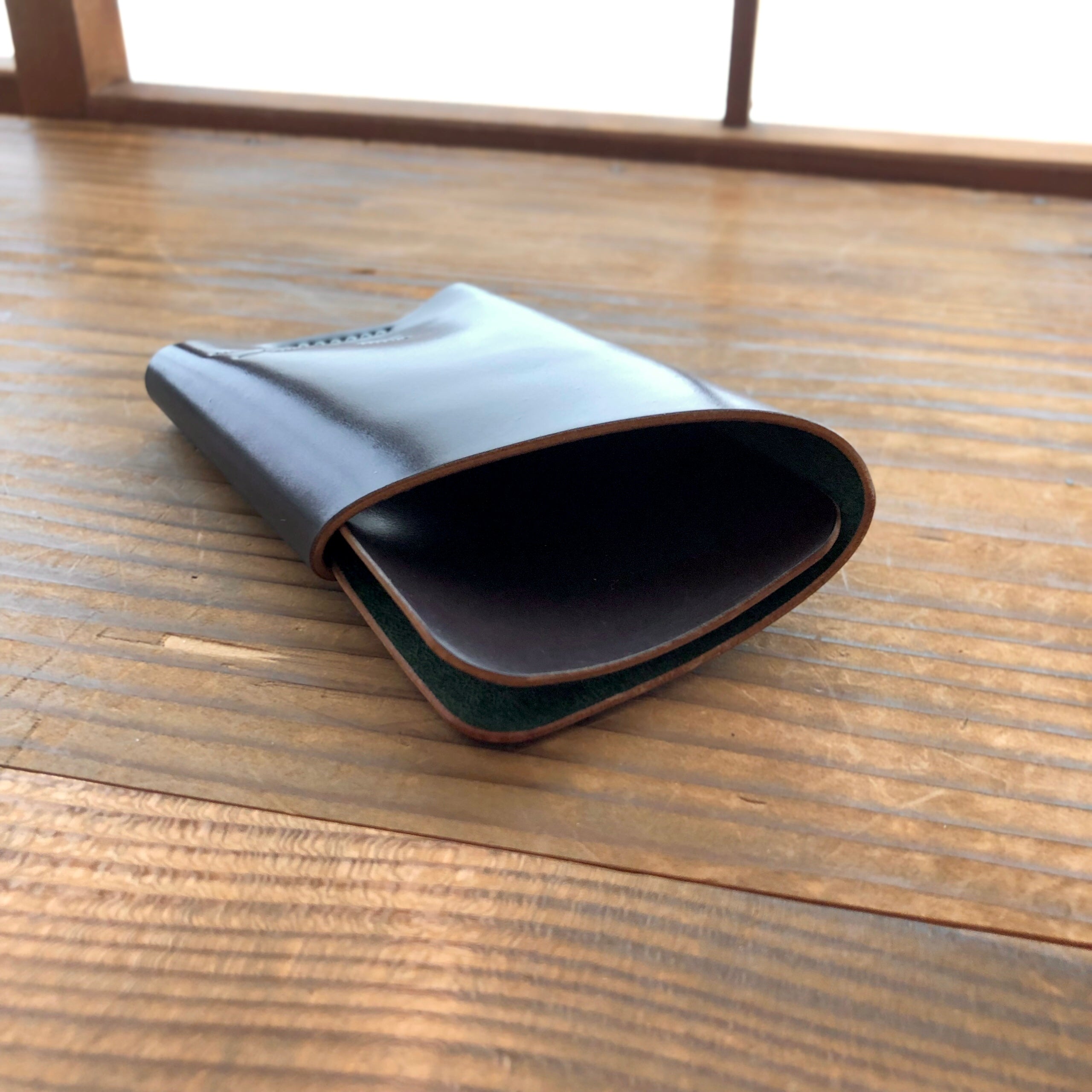 Horweenシェルコードバンの縦型のカードホルダー Wrapper